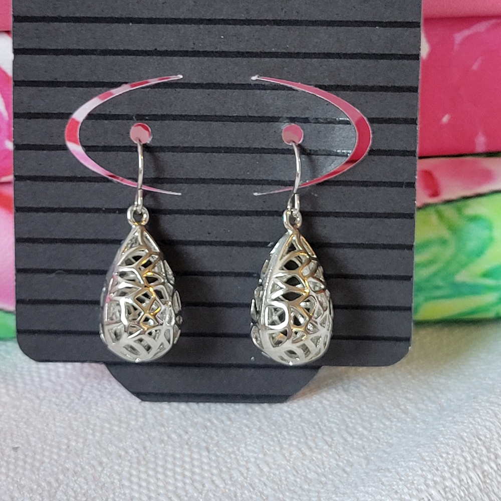 5/$25💎 Silver Teardrop Filigree Dangle Earrings
